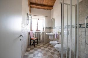 Kamar mandi di La Casa Vacanza con vista panoramica sui vigneti