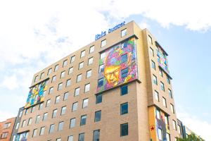 um edifício com uma pintura ao lado dele em ibis budget Bogota Marly em Bogotá