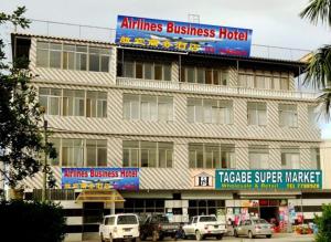 un edificio con coches estacionados frente a él en Airlines Business Hotel en Port Vila