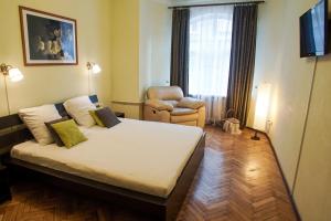 1 dormitorio con 1 cama y 1 silla en una habitación en Pro Счастье, en San Petersburgo