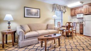 ein Wohnzimmer mit einem Sofa und einem Tisch in der Unterkunft Club Wyndham Patriots Place in Williamsburg