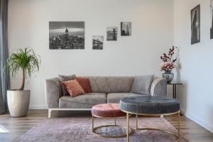 uma sala de estar com um sofá e um banco em Belvedere Holidays em Novigrad Istria