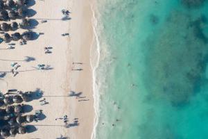 Pantai di atau dekat dengan resort