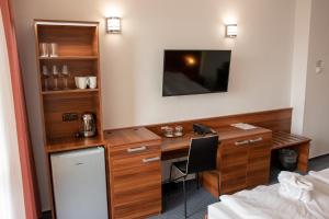 Zimmer mit einem Schreibtisch und einem TV in der Unterkunft Lipno Wellness - Frymburk C 402-403 in Frymburk