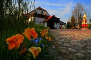 Vonkajšia záhrada v ubytovaní Hotel Stara Stajnia