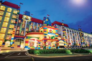 un grande edificio con una facciata colorata di Legoland Malaysia Hotel a Nusajaya