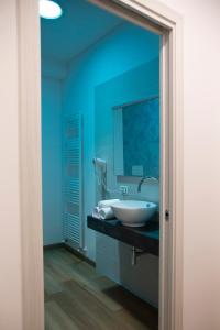 a bathroom with a sink and a blue wall at B&B STELLANOVA in San Donnino della Nizzola