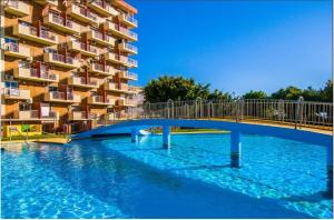 Bazén v ubytování Estudio J-60, terraza & 1º planta nebo v jeho okolí