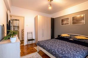 Llit o llits en una habitació de Modern & Stylish Apartment Excellent Location Superhost