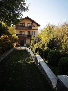 uma casa grande com um jardim em frente em Casa Bunicii Comarnic em Comarnic