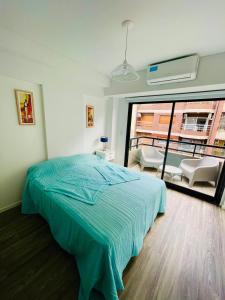 1 dormitorio con cama y ventana grande en APART Caballito II en Buenos Aires