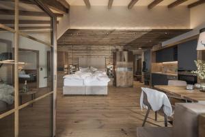 A bed or beds in a room at Aparthotel Stacherhof