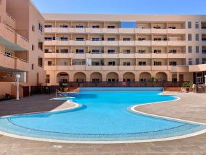 an empty swimming pool in front of a building at Residence Marineda Playa Cabezo in El Médano