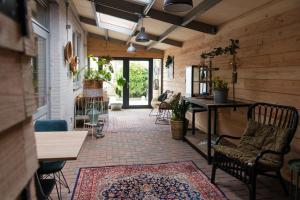 a hallway with chairs and a rug on a floor at B&B Bie Janssen in Elsloo