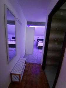 - un couloir avec un miroir et un banc dans la chambre dans l'établissement Apartmani Vera, à Bibinje