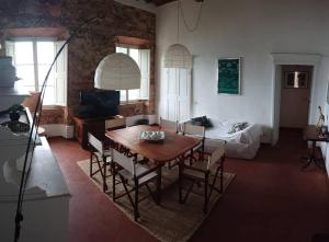 馬爾恰納馬里納的住宿－La casina di Alice，客厅配有桌椅和1张床