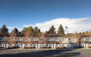 Bild eines Schulgebäudes mit einem Uhrturm in der Unterkunft Little America Hotel - Wyoming in Little America