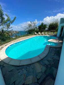 Bazén v ubytování Ti kay dous - Mer des Caraïbes & piscine nebo v jeho okolí