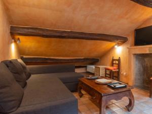ein Wohnzimmer mit einem Sofa und einem Tisch in der Unterkunft Bea Ducale in Vigevano