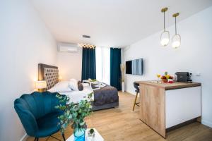 une chambre d'hôtel avec un lit et une chaise bleue dans l'établissement RC Apartment, à Split
