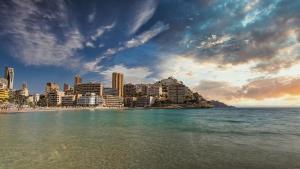 Blick auf die Stadt vom Strand bei Sonnenuntergang in der Unterkunft Apartamentos JS Playa in Finestrat