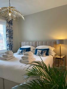 um quarto com uma cama com toalhas em The Courtyard em Chichester