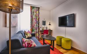 ein Wohnzimmer mit einem Sofa und einem TV in der Unterkunft Skogshem & Wijk in Lidingö