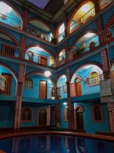 - une piscine dans un bâtiment avec des arches dans l'établissement Hotel Villa Luz, à Puerto Escondido