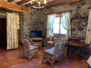 een woonkamer met een tafel en stoelen en een televisie bij Agroturismo Urresti in Gautegiz Arteaga