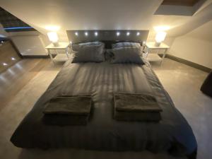 מיטה או מיטות בחדר ב-holidayhomemoffat,com (Stable Cottage)