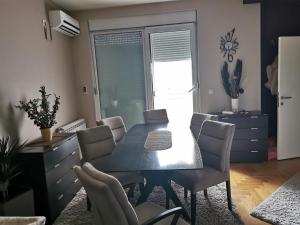 una sala da pranzo con tavolo e sedie di Mint a Sremska Mitrovica
