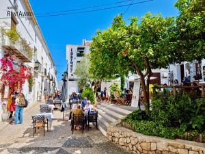 una calle en la ciudad de Antiparos Antiparos Isla Antiparos en Casa en Bellaguarda by NRAS, en Altea