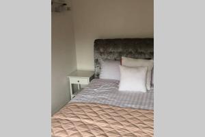 Postel nebo postele na pokoji v ubytování 2 bedroom appartment loch lomond