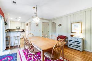 eine Küche und ein Esszimmer mit einem Holztisch und Stühlen in der Unterkunft 460 Oceanwoods Cottage in Kiawah Island