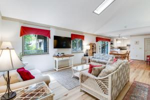 ein Wohnzimmer mit Sofa und Tisch in der Unterkunft 460 Oceanwoods Cottage in Kiawah Island