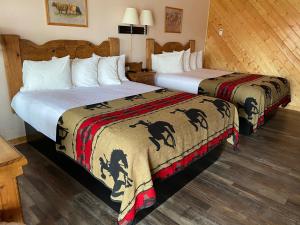 A bed or beds in a room at The Longhorn Ranch Resort Lodge & RV Park
