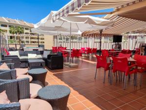A restaurant or other place to eat at Los Cristianos - heated swimming pool air-conditioned