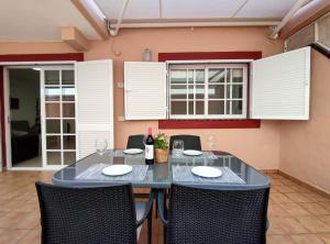 A kitchen or kitchenette at Los Cristianos - heated swimming pool air-conditioned