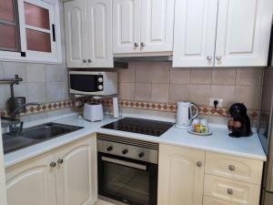 A kitchen or kitchenette at Los Cristianos - heated swimming pool air-conditioned