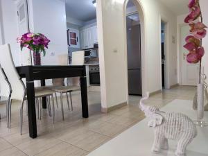 A kitchen or kitchenette at Los Cristianos - heated swimming pool air-conditioned