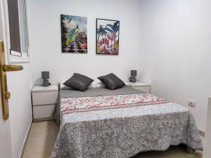 A bed or beds in a room at Los Cristianos - heated swimming pool air-conditioned