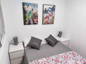 A bed or beds in a room at Los Cristianos - heated swimming pool air-conditioned