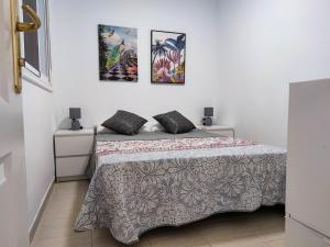 A bed or beds in a room at Los Cristianos - heated swimming pool air-conditioned