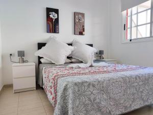 A bed or beds in a room at Los Cristianos - heated swimming pool air-conditioned