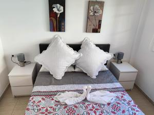 A bed or beds in a room at Los Cristianos - heated swimming pool air-conditioned