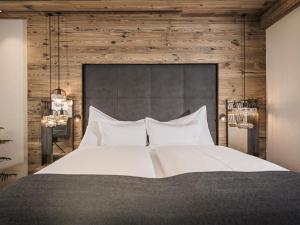 A bed or beds in a room at Aparthotel Stacherhof