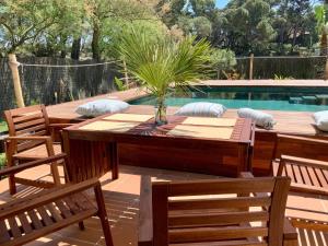 サン・マルティー・ダンプリアスにあるVillas Empúries, Garden & Private Poolのパティオ(テーブル、椅子付)、プールが備わります。