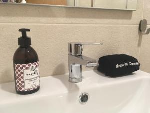 butelka mydła na zlewie w łazience w obiekcie Barão Guesthouse w mieście Vouzela