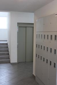 ein leeres Zimmer mit einer Tür und einer Treppe in der Unterkunft Apartment Anagastum in Nikšić