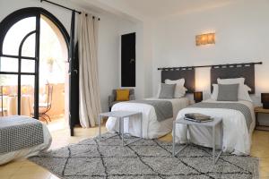 Een bed of bedden in een kamer bij Villa Al Assala Palmeraie